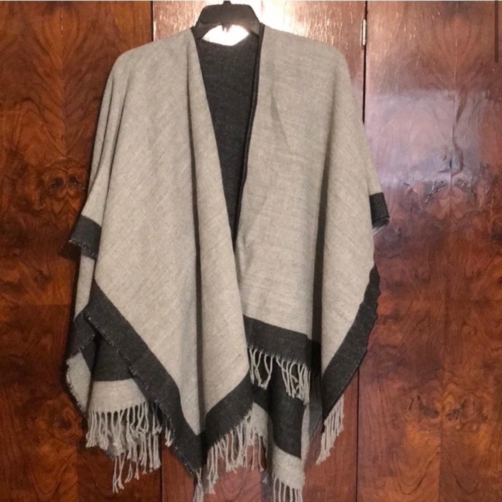 Fraas Ruana Poncho - Picture 5 of 5